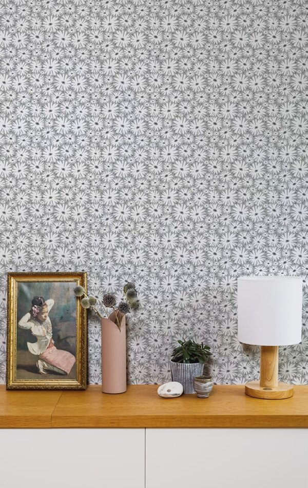 Living room wallpaper in Grey flowers